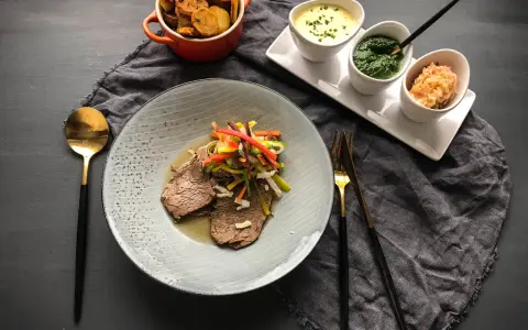Tafelspitz mit verschiedenen Beilagen: Bratkartoffeln, grüne Soße, Apfelkren und Gemüse. Perfekt als welche Beilage zu Tafelspitz.