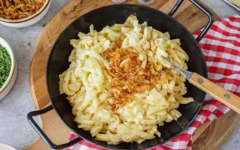 Herzhafte Käsespätzle mit knusprigen Röstzwiebeln – perfekt, wenn man sich fragt, was koche ich heute.