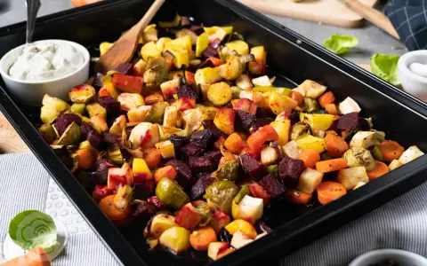 Buntes Ofengemüse mit Lauch, Karotten und Roter Bete. Perfekt für Lauch Rezepte Ofen. Dazu ein Dip.