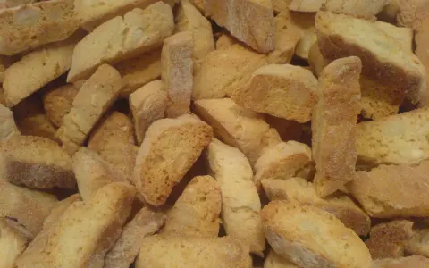 Ein Haufen knuspriger Cantuccini, perfekt für ein Cantuccini Rezept. Sie sind goldbraun gebacken und mit Mandeln verfeinert.