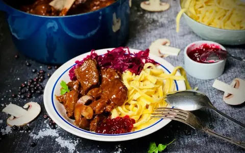 Herzhaftes Rehgulasch mit Spätzle, Rotkohl und Preiselbeeren. Ein köstliches Rehgulasch Rezept für Genießer.