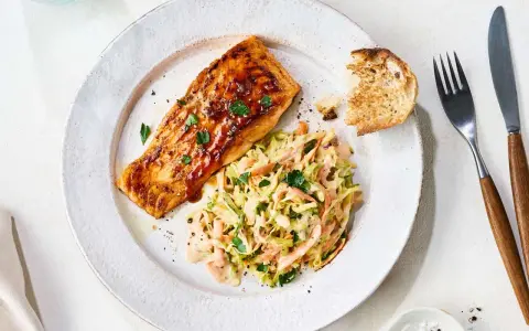 Glasierter Lachs mit Coleslaw und geröstetem Brot – eine köstliche Idee für Ihre nächsten Grill Rezepte.