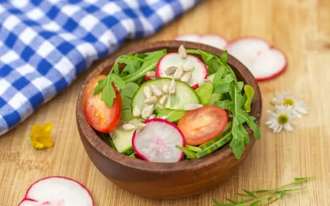 Frischer Salat mit Radieschen, Tomaten und Gurken, perfekt für leichte Radieschen Rezepte. Sonnenblumenkerne für den Crunch.