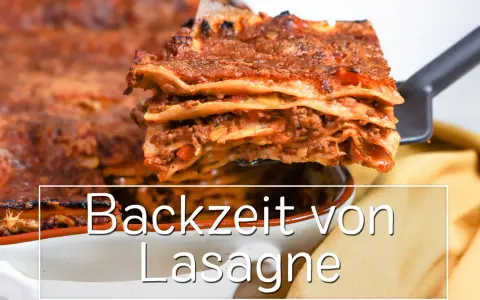 Eine frisch gebackene Lasagne wird aus der Form gehoben. Perfekt für Ober-/Unterhitze oder Umluft.