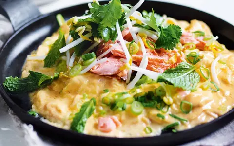 Leichte Sommergerichte: Ein Omelett mit Lachs, Sojasprossen, Koriander und Minze in einer Pfanne.