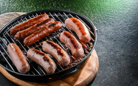 Saftige Bratwürste brutzeln auf einem Grill. Perfekt für leckere Bratwurst Rezepte, die jeden Gaumen erfreuen.