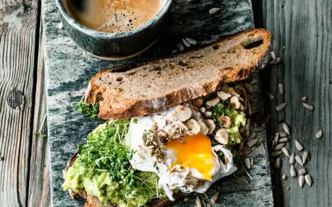 Herzhaftes Avocado-Toast mit pochiertem Ei und Kresse. Ein warmes Frühstück, das Lust auf mehr macht.