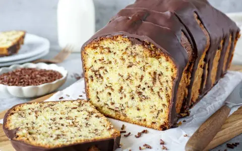 Schokoladenkuchen mit Streuseln, ein Klassiker unter den beliebte Kuchen Rezepten, serviert mit Milch.