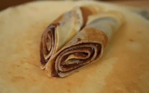 Zwei gerollte Pfannkuchen mit Schokoladencreme, ein köstliches Pfannkuchen Rezept.