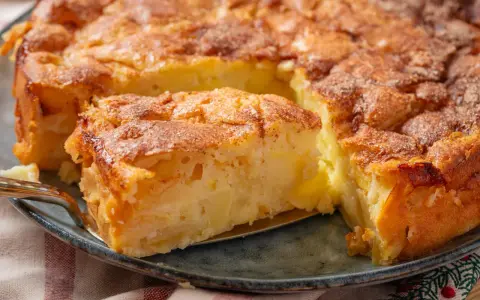 Ein Stück vom besten Apfelkuchen, goldbraun gebacken, mit Zimt bestreut. Ein Genuss für jeden Gaumen!