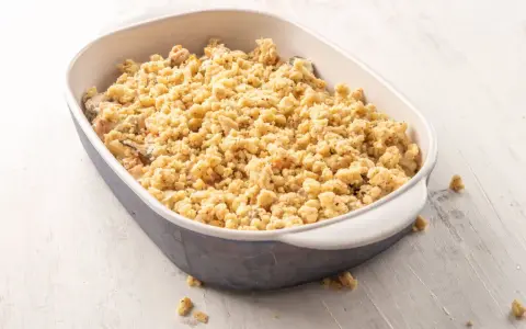 Ein Auflauf mit einer knusprigen Kruste, zubereitet als crumble ohne Butter.