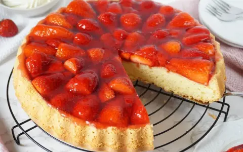 Ein saftiger Erdbeerkuchen mit einem lockeren Boden, perfekt für jedes Erdbeerboden Rezept. Frisch und lecker!