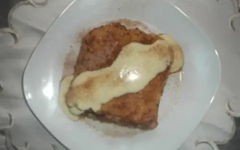 Armer Ritter, reich garniert mit Zimt und Vanillesauce. Ein Festmahl, das den Unterschied zwischen arm und reich auf dem Teller zeigt.