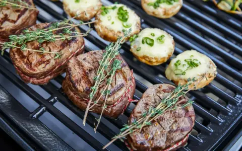 Saftige Rinderfilets und gefüllte Champignons auf dem Grill – so lecker kann man grillen!