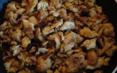 Ein köstlicher semmelschmarrn nach omas rezept, goldbraun gebraten mit Rosinen.
