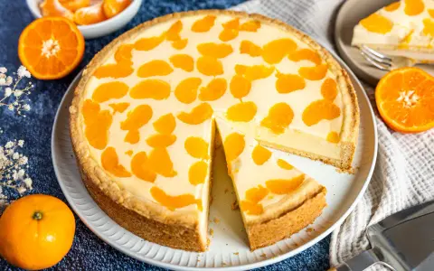 Ein saftiger faule weiber kuchen mit Mandarinenstücken, der zum Genießen einlädt.