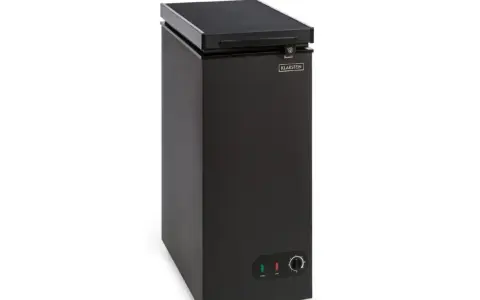 Schwarzer Klarstein Gefrierschrank mit Drehregler zur Einstellung der gefrierschrank temperatur.