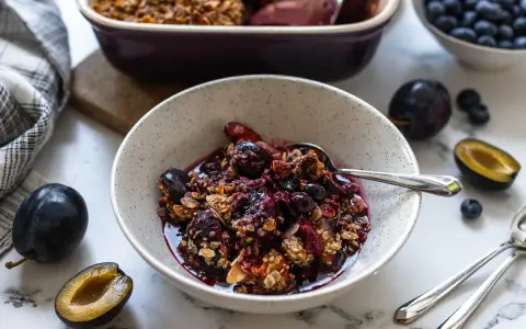 Ein köstlicher Zwetschgen Crumble, der gesund und fruchtig ist. Mit Haferflocken und Mandeln für den perfekten Crunch.