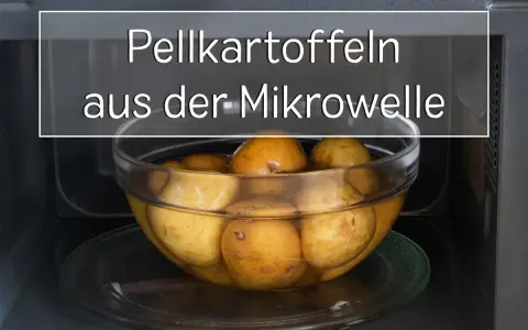 Pellkartoffeln in einer Glasschüssel in der Mikrowelle, bereit für eine schnelle Zubereitung.