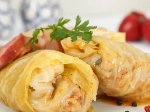 Herzhafte Sarma kroatisch, gefüllt mit Fleisch und Reis, serviert mit Speck und Petersilie. Ein Genuss!