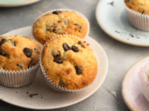 Saftige Schoko-Muffins, die nach einem einfachen Muffins Rezept gelingen. Perfekt für den Kaffeetisch.