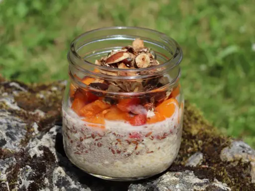 Veganes Overnight Oats im Glas mit Früchten und Nüssen, perfekt für einen gesunden Start in den Tag.