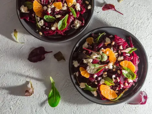 Rote Bete Salat mit Mandarinen, Feta und Pinienkernen – eine köstliche Kombination, die zeigt, was gut zu Salat passt.