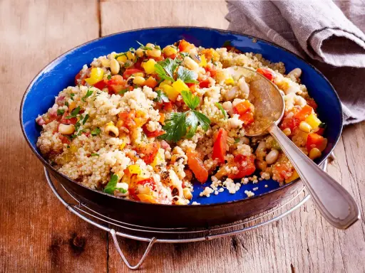 Bunter Quinoa-Salat mit Bohnen, Paprika und Tomaten, eine köstliche Idee für Quinoa Rezepte.