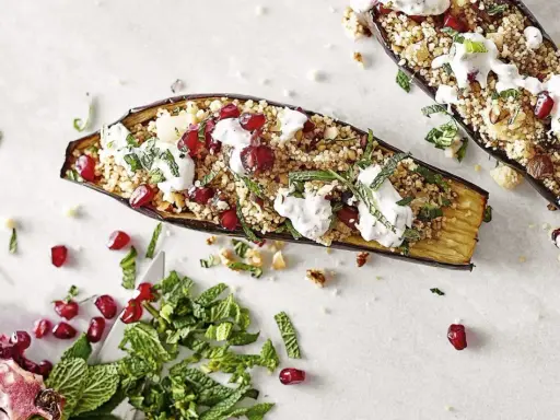 Gefüllte Aubergine mit Couscous, Granatapfelkernen und Minze. Ein köstliches Aubergine Rezept, das Lust auf mehr macht.