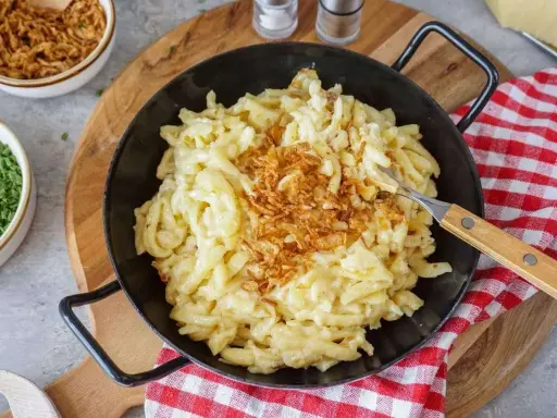 Herzhafte Käsespätzle mit knusprigen Röstzwiebeln – perfekt, wenn man sich fragt, was koche ich heute.