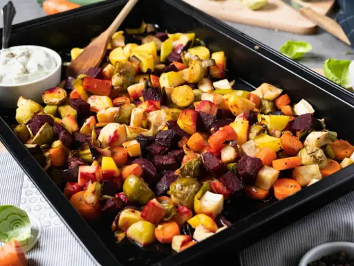 Buntes Ofengemüse mit Lauch, Karotten und Roter Bete. Perfekt für Lauch Rezepte Ofen. Dazu ein Dip.