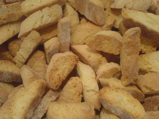 Ein Haufen knuspriger Cantuccini, perfekt für ein Cantuccini Rezept. Sie sind goldbraun gebacken und mit Mandeln verfeinert.