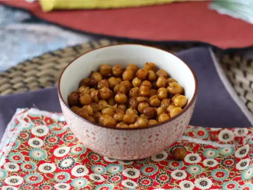 Geröstete Kichererbsen aus der Dose in einer Schale, perfekt für schnelle und leckere Rezepte.