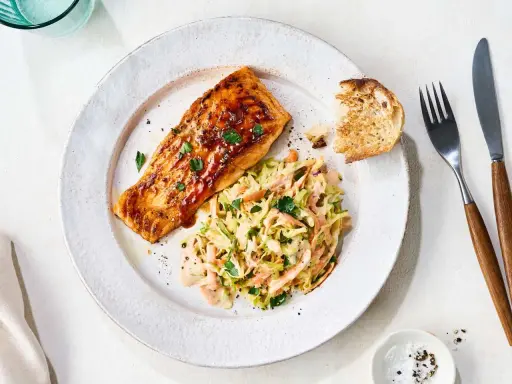 Glasierter Lachs mit Coleslaw und geröstetem Brot – eine köstliche Idee für Ihre nächsten Grill Rezepte.