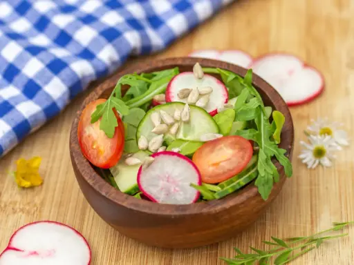 Frischer Salat mit Radieschen, Tomaten und Gurken, perfekt für leichte Radieschen Rezepte. Sonnenblumenkerne für den Crunch.