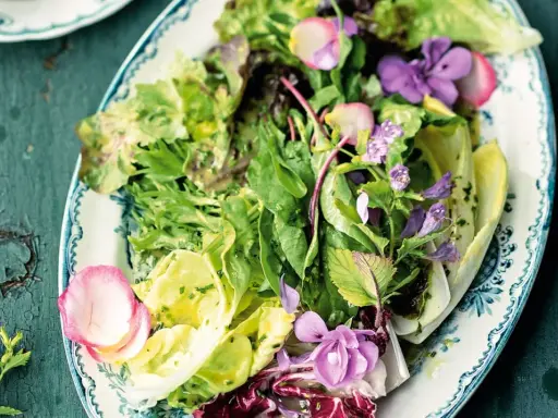 Frischer Blattsalat mit Radieschen und essbaren Blüten, eine köstliche salat beilage.