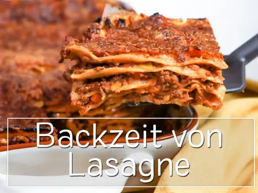 Eine frisch gebackene Lasagne wird aus der Form gehoben. Perfekt für Ober-/Unterhitze oder Umluft.