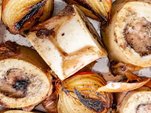 Gegrillte Rinderknochen mit karamellisierten Zwiebeln, bereit zum Rindfleisch kochen.