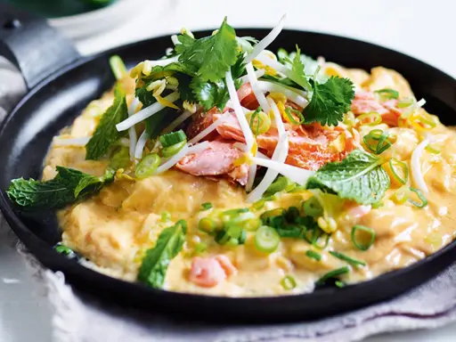 Leichte Sommergerichte: Ein Omelett mit Lachs, Sojasprossen, Koriander und Minze in einer Pfanne.