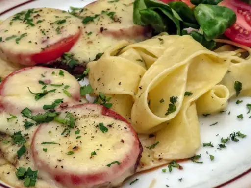 Schweinemedaillons mit Tomaten und Käse überbacken, dazu breite Bandnudeln und ein kleiner Salat. Perfekt für schnelle schweine minutensteaks im backofen.