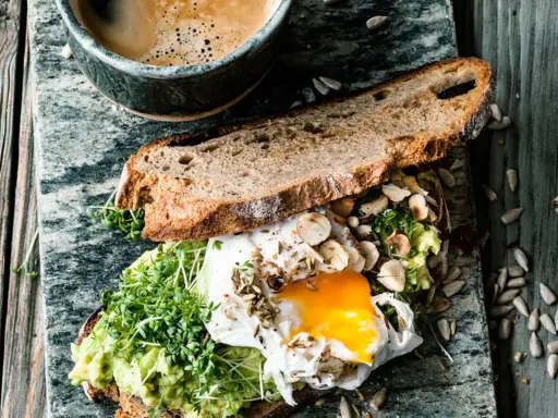 Herzhaftes Avocado-Toast mit pochiertem Ei und Kresse. Ein warmes Frühstück, das Lust auf mehr macht.