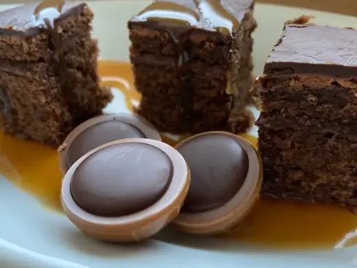 Schokoladenkuchen-Stücke mit Karamellsauce und Toffifee-Pralinen.
