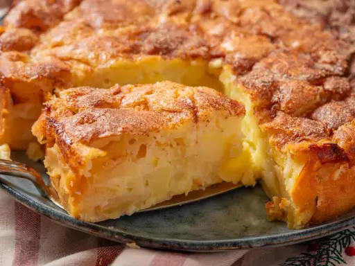 Ein Stück vom besten Apfelkuchen, goldbraun gebacken, mit Zimt bestreut. Ein Genuss für jeden Gaumen!