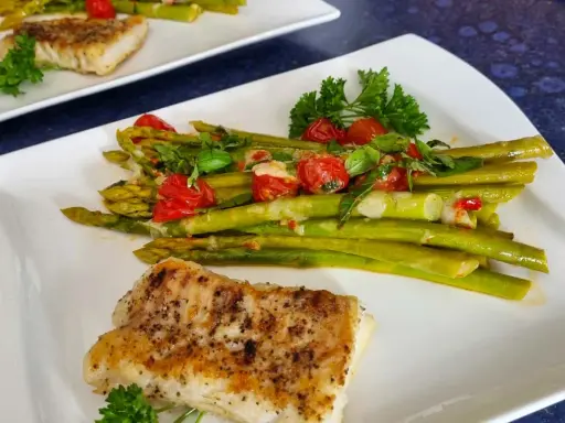 Spargel im Backofen mit Tomaten und Fisch. Wie lange braucht der Spargel?