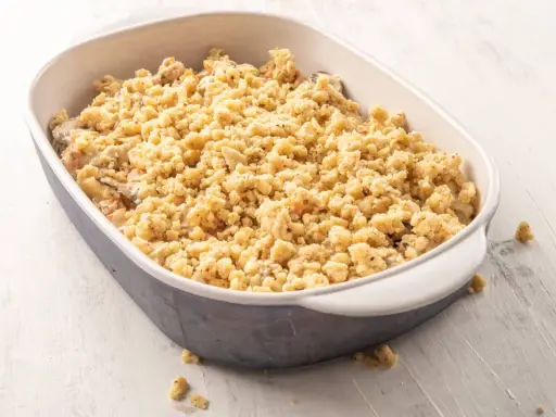 Ein Auflauf mit einer knusprigen Kruste, zubereitet als crumble ohne Butter.