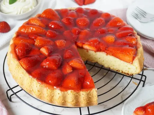 Ein saftiger Erdbeerkuchen mit einem lockeren Boden, perfekt für jedes Erdbeerboden Rezept. Frisch und lecker!