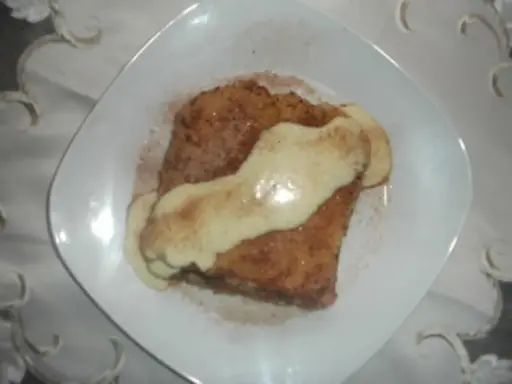 Armer Ritter, reich garniert mit Zimt und Vanillesauce. Ein Festmahl, das den Unterschied zwischen arm und reich auf dem Teller zeigt.