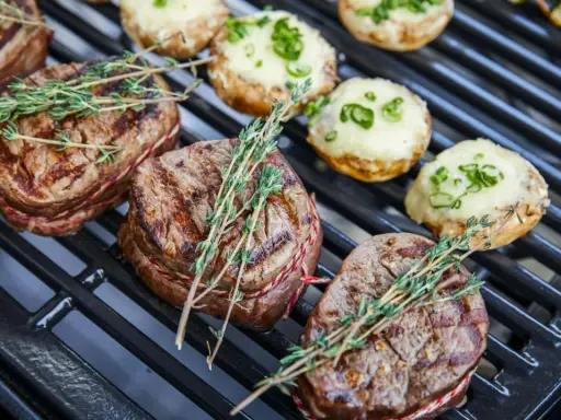 Saftige Rinderfilets und gefüllte Champignons auf dem Grill – so lecker kann man grillen!