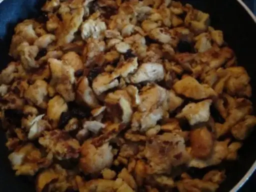 Ein köstlicher semmelschmarrn nach omas rezept, goldbraun gebraten mit Rosinen.