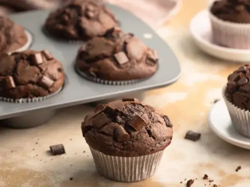 Saftige Muffins mit Schokotropfen, frisch aus der Form. Ein Genuss für jeden Schokoladenliebhaber.